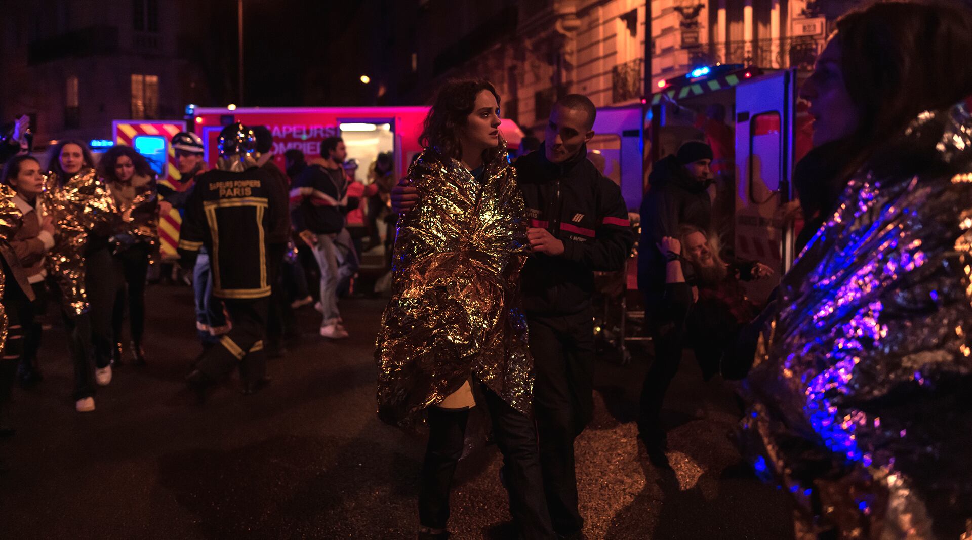 La actriz Noémie Merlant, en el rodaje de 'Un año, una noche', durante la secuencia de la evacuación de la sala Bataclan.