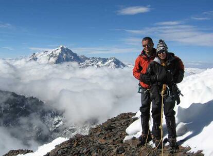 La autora de la carta, junto a su marido, en el Alpamayo Chico (Bolivia); al fondo, el Huayna Potosí (6.088 metros).