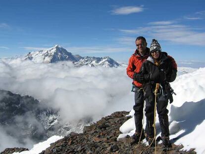 La autora de la carta, junto a su marido, en el Alpamayo Chico (Bolivia); al fondo, el Huayna Potosí (6.088 metros).