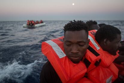 Refugiados y migrantes en un bote de rescate después de ser asistidos por miembros de la Estación Costera de Ayuda a Migrantes, en Lampedusa, Italia, el 10 de junio de 2017.