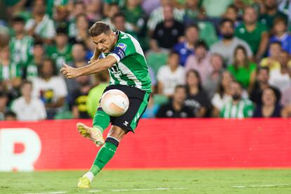 Joaquín dispara para hacer un gol histórico ante el Ludogorest.