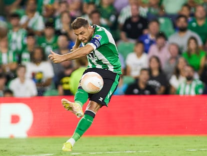Joaquín dispara para hacer un gol histórico ante el Ludogorest.