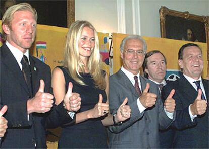 Boris Becker, Claudia Schiffer, Franz Beckenbauer y el canciller Schröder, en un acto oficial.