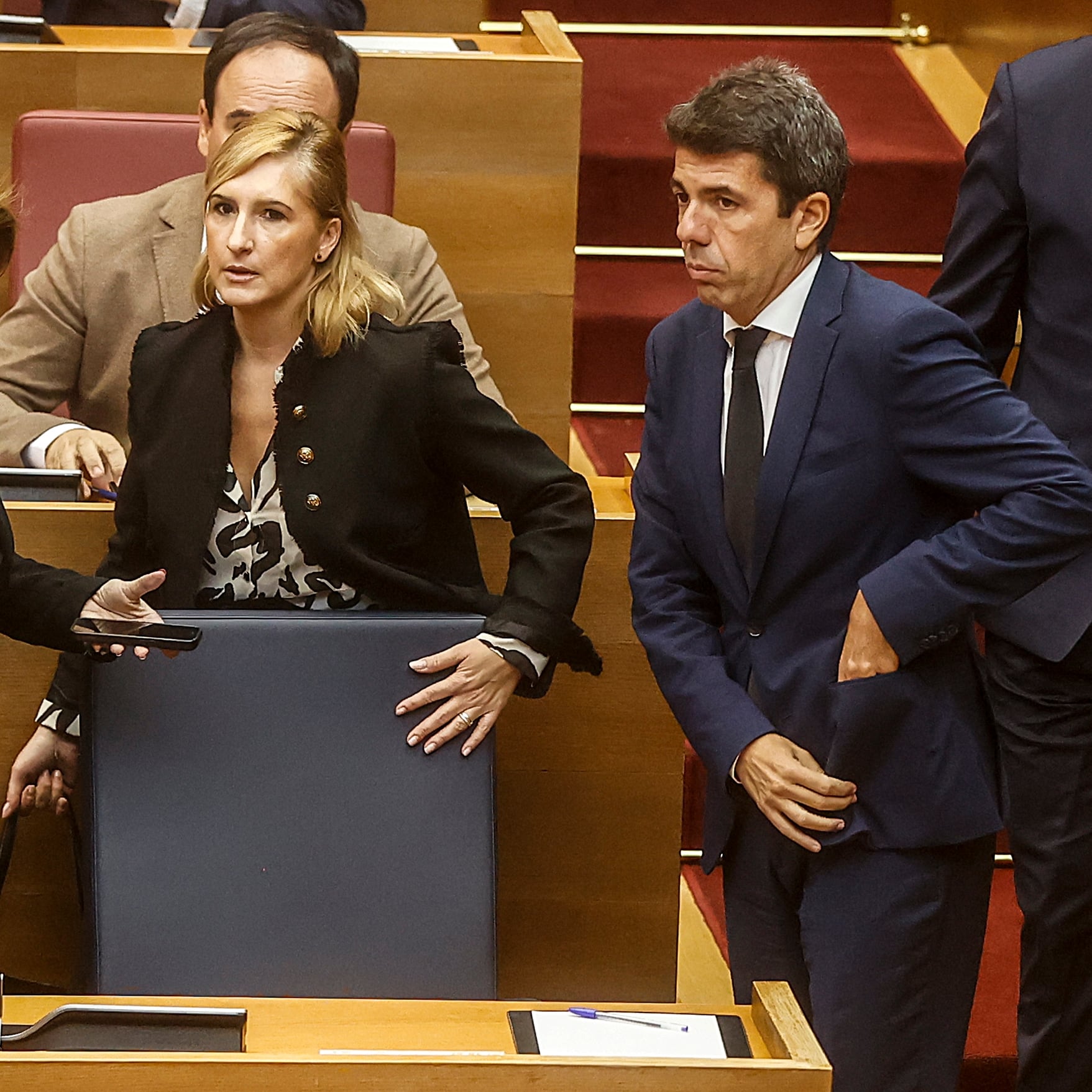 Мазон игнорирует катастрофу и продолжает получать зарплату