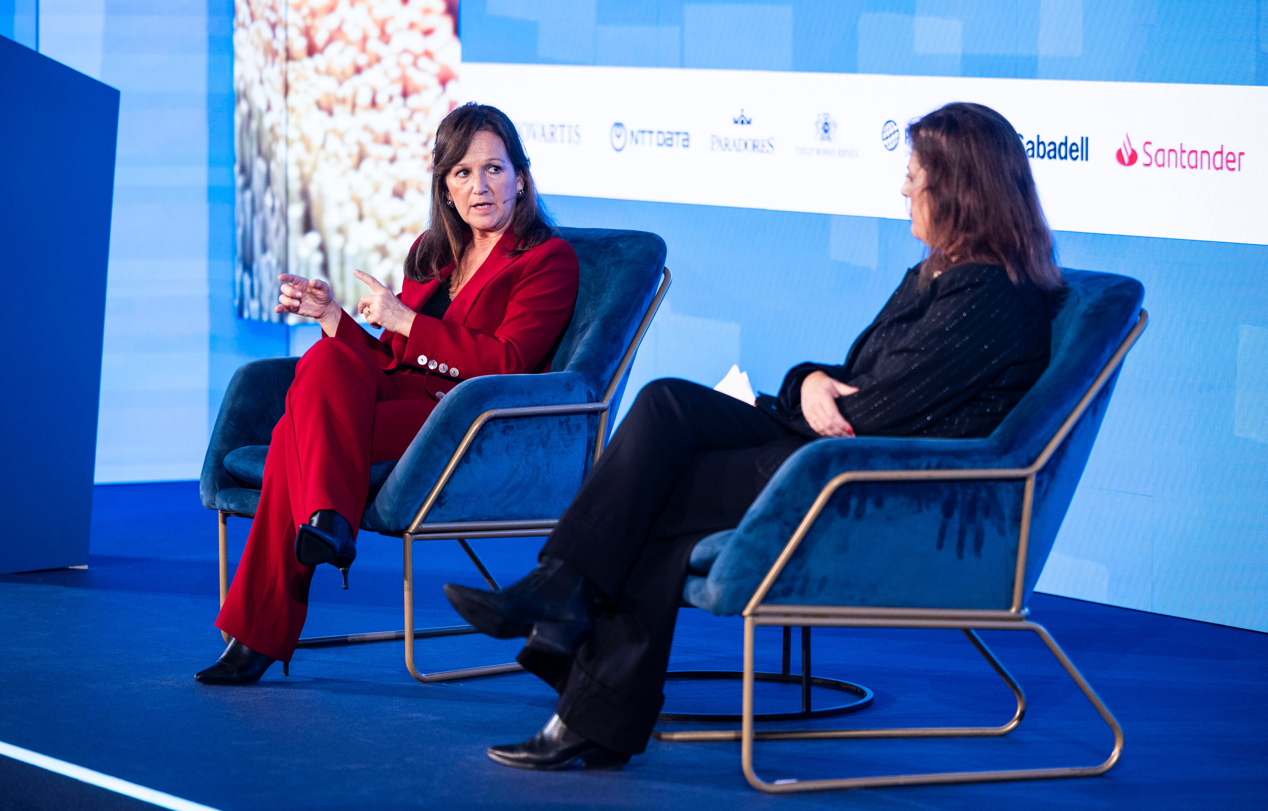 Mercedes Oblanca. presidenta de Accenture España y Portugal, con la periodista de Cinco Días y EL PAÍS Belén Carreño en el foro CREO.