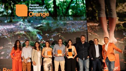 Los ganadores y miembros del jurado en los Premios 'Periodismo y Sostenibilidad', escoltados por los presentadores, Mercedes Martín y Roberto Brasero, ambos de naranja. De izquierda a derecha, Luis Manuel Rivas, Beatriz Valverde, Blanca Fraile, Arturo Larena, Patricia Ruiz Guevara, Andreu Escrivà, José María Montero y Mario Viciosa.