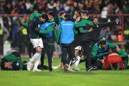 Jugadoresd de Bolivia celebran en el Estadio Municipal de El Alto este martes.