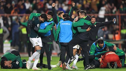Jugadoresd de Bolivia celebran en el Estadio Municipal de El Alto este martes.