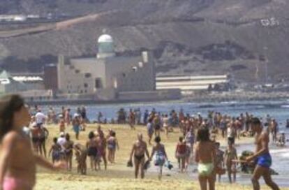 Turistas en la la Playa de las Canteras (Las Palmas de Gran Canaria).