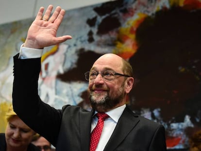 Martin Schulz saluda en el acto en que se anunci&oacute; su candidatura a la canciller&iacute;a de Alemania.
 