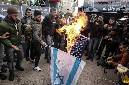 La procesión en Irak tiene una envergadura de 'funeral de estado' dada la importancia de la figura de Soleimani entre la sociedad chií de Irak. En la imagen, un grupo de palestinos queman una bandera de Estados unidos en Gaza, este sábado.
