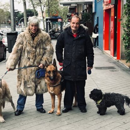 Nines y Paco, matrimonio, pasean a sus tres perros, Nana, Apolo y Chiqui