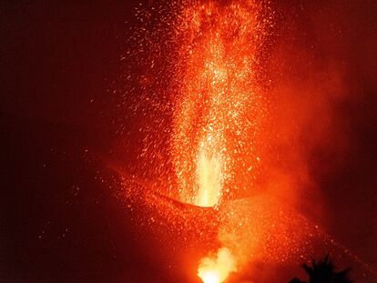Imagen del volcán Cumbre Vieja visto desde la localidad de El Paso, en la noche del sábado.