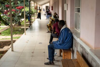 En muchas partes de Ruanda, y en otros países de África, la depresión, la esquizofrenia o el trastorno bipolar se asocian aún con la brujería o la posesión diabólica. En la imagen, pacientes aguardan a ser atendidos en el hospital neuropsiquiátrico Ndera, en Kigali, en junio de 2023.