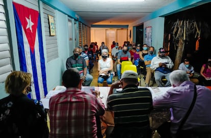 Gente en una reunión convocada por el Comité de Defensa a la Revolución de la localidad para discutir el nuevo Código Familiar, en el municipio de La Lisa, Cuba
