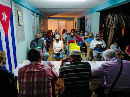 Gente en una reunión convocada por el Comité de Defensa a la Revolución de la localidad para discutir el nuevo Código Familiar, en el municipio de La Lisa, Cuba