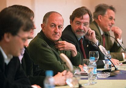 Juan Goytisolo, entre José María Ridao, Juan Luis Cebrián y Santos Juliá.