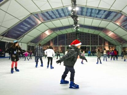 Varios niños patinan en la pista de hielo de la plaza de Catalunya.