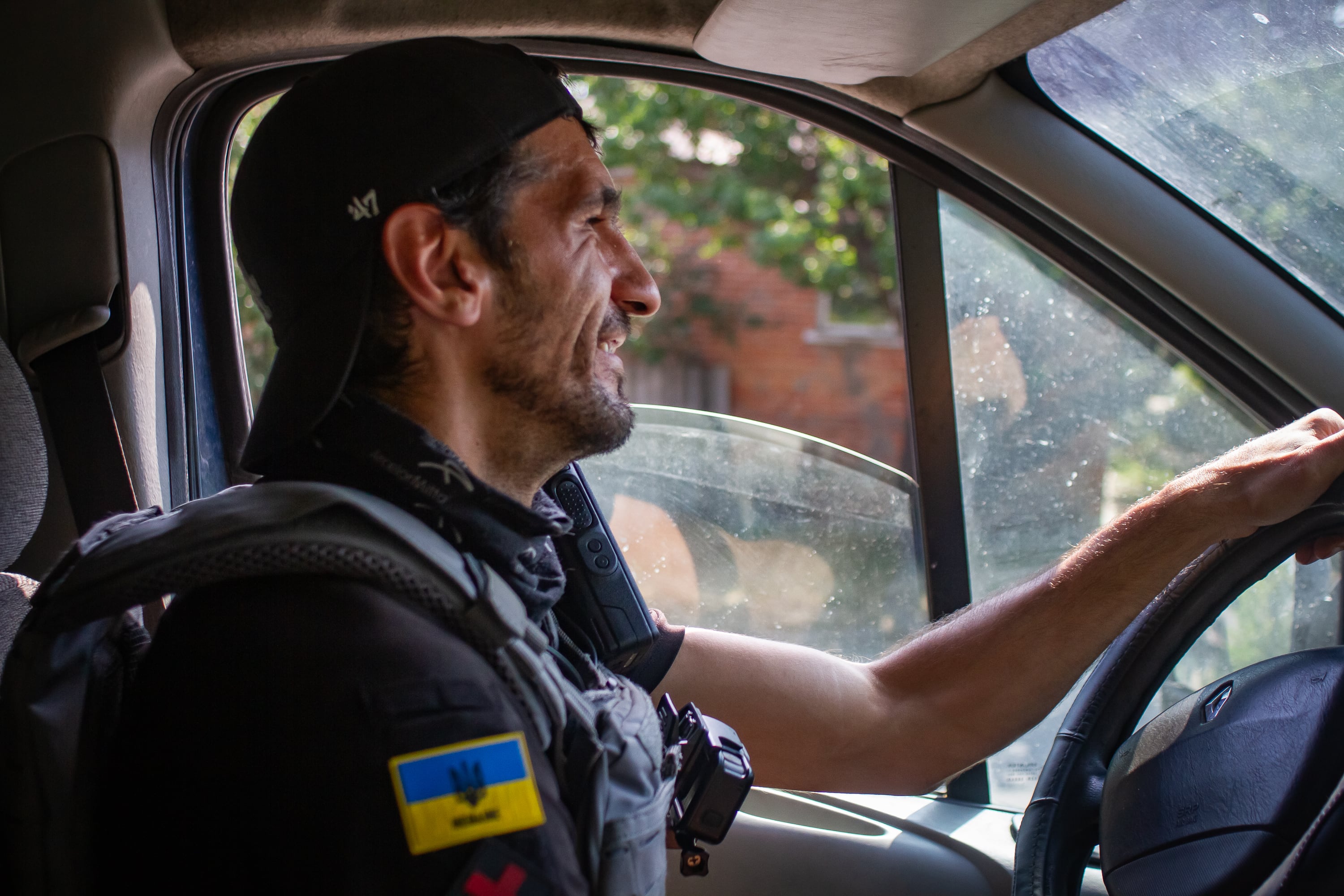 Oleksandr Humanyuk conduce su furgoneta de camino a una evacuación en Kupiansk (Járkov).