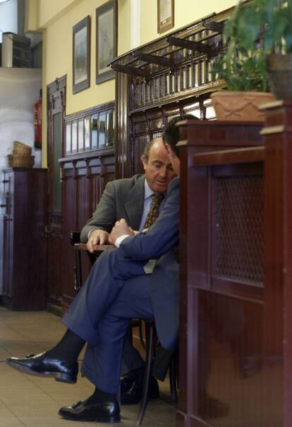 Luis de Guindos y José Manuel Soria en un bar cerca del Congreso.