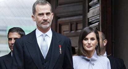 Los reyes Felipe y Letizia a su llegada a la Universidad de Alcalá de Henares, para la entrega de los premios Cervantes, el 23 de abril de 2019.