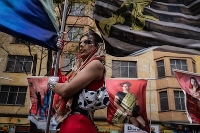 Una activista trans marcha con una de las banderas de 'Compañerx', un proyecto artístico liderado por la fotógrafa Camila Falquez, la estilista Lorena Maza y el escritor queer César Vallejo para acompañar la radicación del proyecto de ley trans, este miércoles en Bogotá.
