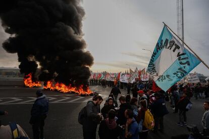 Cientos de personas participan en un paro general convocado por varios sindicatos argentinos contra la política económica del Gobierno de Mauricio Macri este martes, el mismo día en que se conoce el dato adelantado del PIB, un indicador que se prevé que sea negativo tras un año en recesión en Buenos Aires (Argentina).