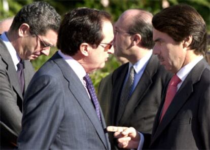 José María Aznar conversa con Juan José Lucas durante la ceremonia de despedida de los Reyes en el aeropuerto de Barajas.