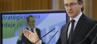 El ministro de Sanidad, Alfonso Alonso, durante la presentaci&oacute;n de las l&iacute;neas generales del plan estrat&eacute;gico para el Abordaje de la Hepatitis C, hoy en Madrid. 