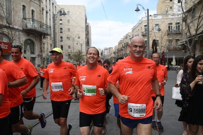 El alcalde de Jerusalén, Nir Barkat (dorsal 5000), el viernes, durante el maratón de su ciudad.