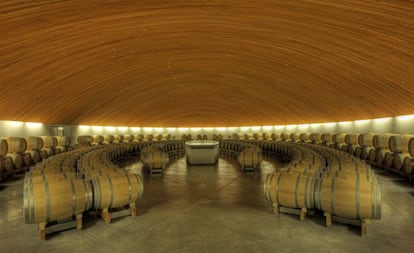 El arquitecto franco-chileno Roberto Benavente es, junto con Amercanda, el autor de esta bodega cercana a la localidad chilena de Santa Cruz, cuyas barricas reposan bajo una gran bóveda de madera. "Al centro, una mesa de degustación vidriada surge progresivamente de la sombra por un fino juego de luces", dice la memoria.