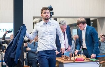 Magnus Carlsen, este viernes, se aleja de la mesa de juego tras una de sus victorias en el Mundial de Rápidas