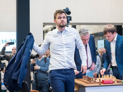 Magnus Carlsen, este viernes, se aleja de la mesa de juego tras una de sus victorias en el Mundial de Rápidas