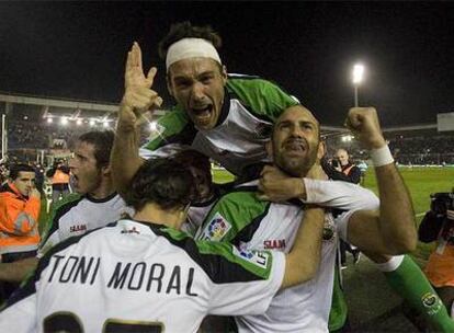 Los jugadores del Racing celebran el gol de Colsa.