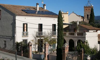 Placas fotovoltaicas en el tejado de un edificio de Santa Eulàlia de Ronçana.