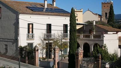 Placas fotovoltaicas en el tejado de un edificio de Santa Eulàlia de Ronçana.