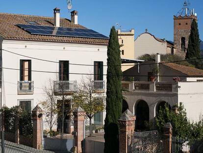 Placas fotovoltaicas en el tejado de un edificio de Santa Eulàlia de Ronçana.