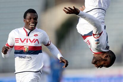 Julies Oliver Ntcham (d) del Genoa CFC celebra un gol durante el partido contra el Emplo FC, en el Estadio Carlo Castellani, en Empoli (Italia).