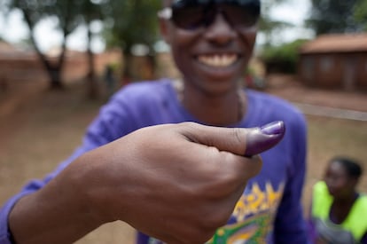 Un votante muestra su pulgar manchado de tinta tras votar en Kyamagwa, durante las elecciones nacionales de Uganda. 