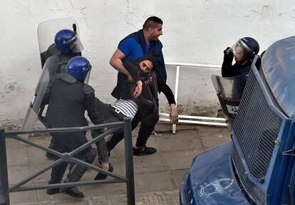 Un hombre es detenido por las fuerzas de seguridad argelinas durante las protestas ocurridas en Argel.