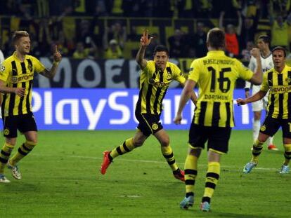 Lewandowski celebra uno de sus goles con sus compañeros.