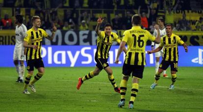 Lewandowski celebra uno de sus goles con sus compañeros.
