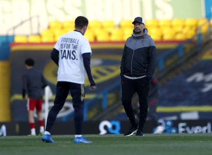 Klopp observa calentar a un jugador del Leeds con una camiseta en contra de la Superliga.