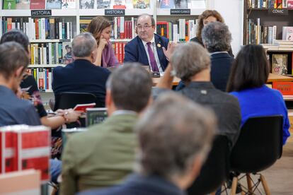 El ministro de Cultura, Miquel Iceta, junto a la vicealcaldesa, Sandra Gómez, y la concejal de Cultura, Maite Ibañez, en la reunión que ha mantenido con representantes del sector cultural en la librería Ramon Llull de Valencia, mejor librería de 2022, según el gremio de editores. 