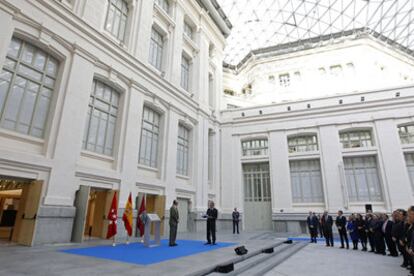 El Rey y Gallardón, en la Galería de Cristal, donde se ha descubierto la placa.