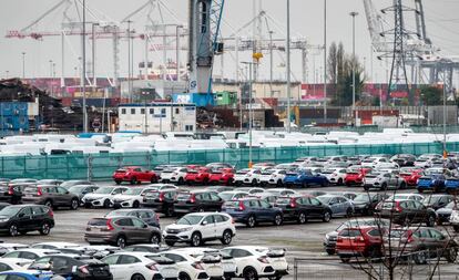 Vehículos aparcados en el puerto de Southampton (en el sur de Inglaterra) para ser exportados.