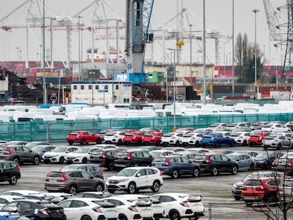 Vehículos aparcados en el puerto de Southampton (en el sur de Inglaterra) para ser exportados.