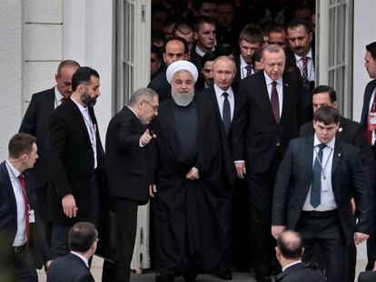 El presidente iraní, Hasán Rohuani; su homólogo ruso, Vladímir Putin, y el turco, Recep Tayyip Erdogan este jueves en el balneario de Sochi.
