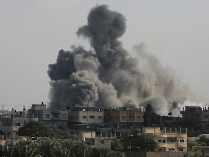 Columna de humo tras bombardeos israelíes en la frontera entre Egipto y Rafah, en la Franja de Gaza, el 10 de octubre.