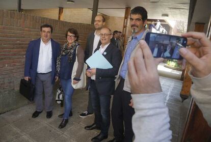 Ernesto Gasco (PSE), Miren Albistur (PP), Juan Karlos Izagirre (Bildu) y Eneko Goia (PNV), posan antes del debate celebrado en la Universidad de Deusto.